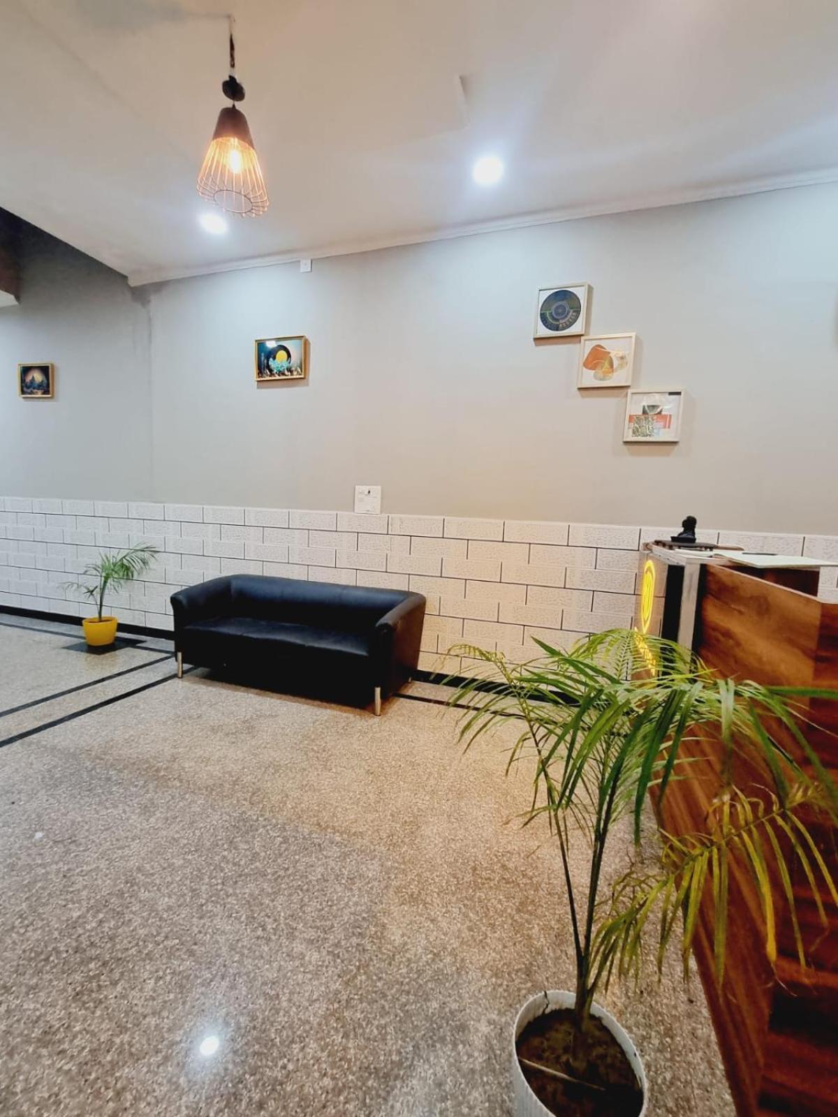 Vrindāvan Hotel Solitaire Tower - Top Rated Area- In House Parking מראה חיצוני תמונה