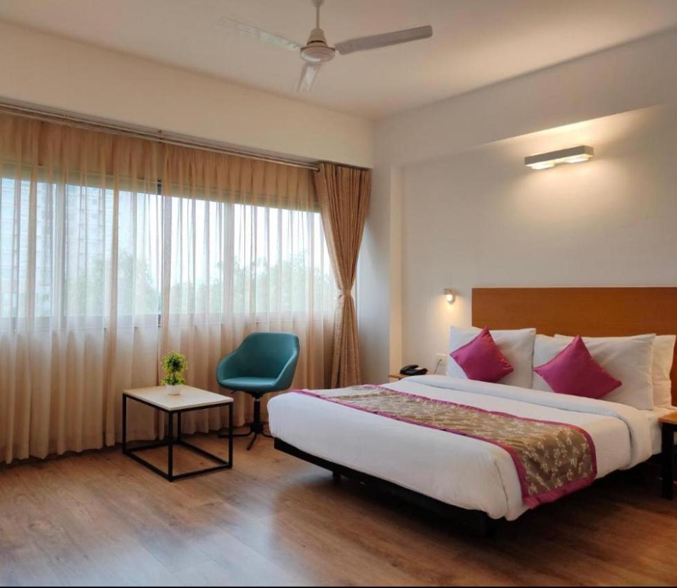 Vrindāvan Hotel Solitaire Tower - Top Rated Area- In House Parking מראה חיצוני תמונה