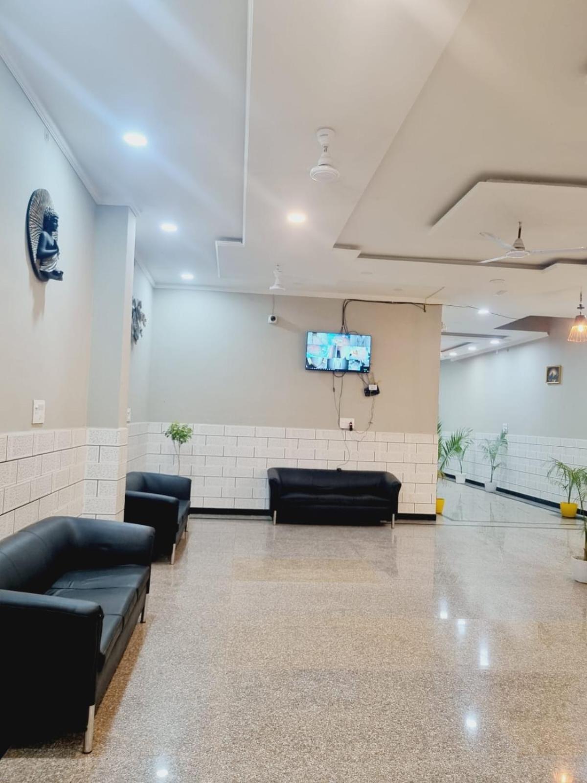 Vrindāvan Hotel Solitaire Tower - Top Rated Area- In House Parking מראה חיצוני תמונה