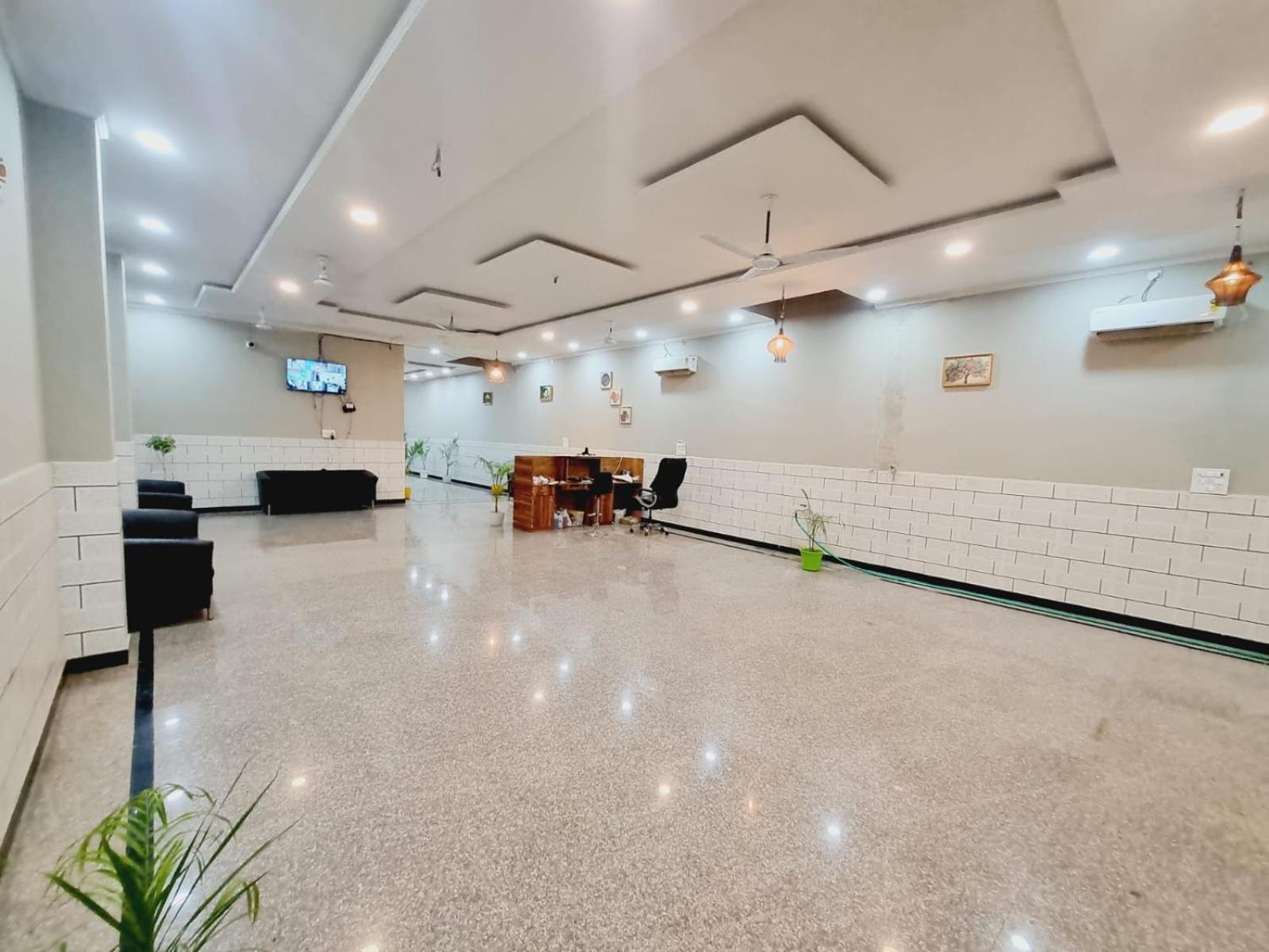 Vrindāvan Hotel Solitaire Tower - Top Rated Area- In House Parking מראה חיצוני תמונה